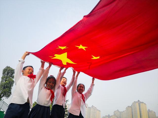 周栩可《如梦令·元旦》：万丈红尘一壶茶